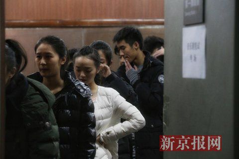 音樂劇系考生在備考區(qū)域等待考試。新京報記者 周崗峰 攝