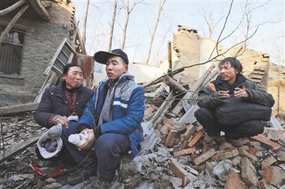 2014年1月，取保候審的宋爭光和父母看著殘敗的房子，默默流淚