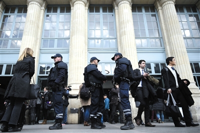 法國巴黎，警方加強(qiáng)安保工作。圖/CFP