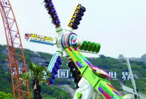 3月28日零點剛過幾分鐘，上海迪士尼6月16日開園日的門票就宣告售罄，巨大的訪問量一度導(dǎo)致票務(wù)系統(tǒng)出現(xiàn)間歇性故障，被網(wǎng)友調(diào)侃“激烈程度堪比春運”。網(wǎng)上甚至有“黃?！睂⒁粡堥_園門票炒到幾千元。