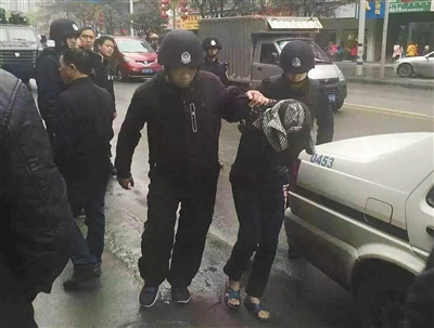 達(dá)州市警方押解剛被抓獲的犯罪嫌疑人褚思練（裹頭巾者）。 本組圖片/新華社