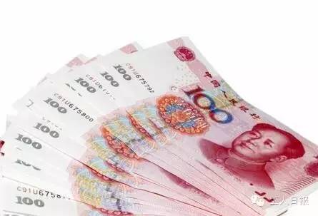 按照4月1日起上海執(zhí)行的月最低工資標(biāo)準(zhǔn)2190元計算，勞動者在5月1日當(dāng)天加班，每天的加班工資至少有302元。如果3天都加班、不調(diào)休，加班工資至少有704元。