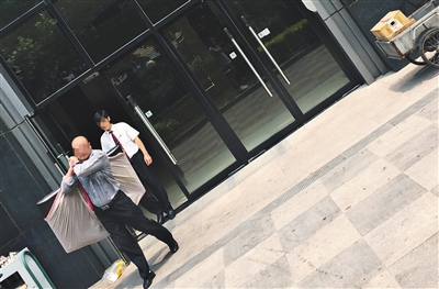 昨日11時許，新華聯(lián)國際公寓門口，一男子將電視等賭具轉(zhuǎn)移，后被警方控制