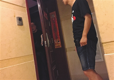 新華聯(lián)國際公寓23層，辦案民警陸續(xù)進入涉案房間