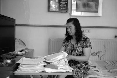 原偉東的姐姐在家整理材料。京華時(shí)報(bào)記者陶冉攝