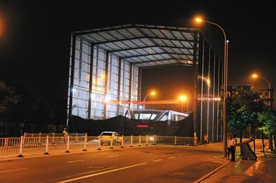 昨日夜間，河北北戴河，“巴鐵”1號(hào)試驗(yàn)地，工作人員正在對(duì)車體進(jìn)行施工檢修。