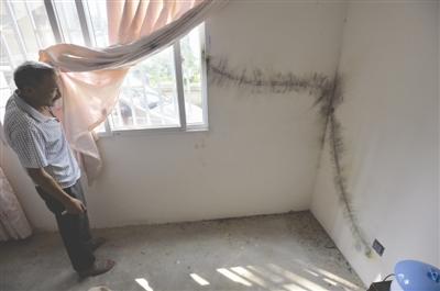 村民家中電視機(jī)的天線被閃電擊中，貼在墻上的線被燒毀