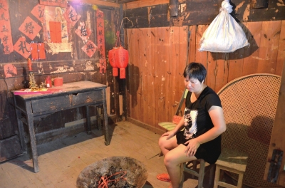 邱巧媚經(jīng)常一個人坐在屋里發(fā)呆。本版圖片京華時報記者 韓林君 攝