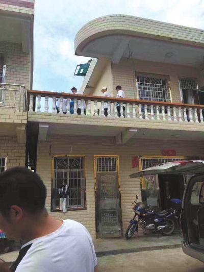 警方在嫌疑人鄰居家二樓露臺上發(fā)現女孩尸體。 家屬供圖