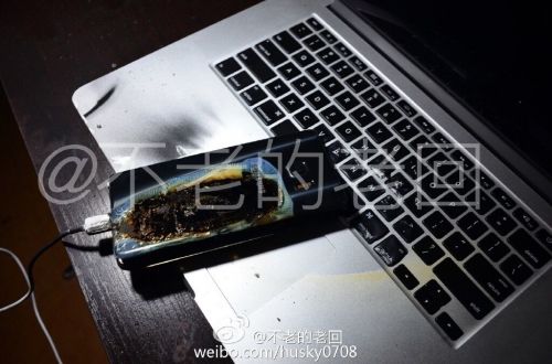 根據(jù)圖片來看，蘋果MacBook Pro筆記本觸控面板左邊部分被熏黑，而且該網(wǎng)友也提供了充電設(shè)備，就是三星Note 7原裝充電器。