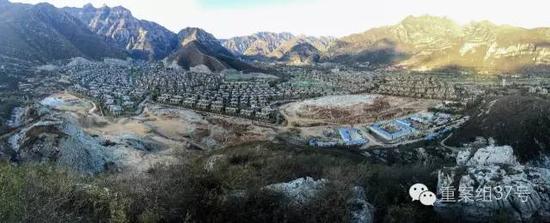 河北淶水“青青小鎮(zhèn)”1-6期全景圖，上百棟別墅組成的別墅群依山而建。部分山體被炸平，準(zhǔn)備建起聯(lián)排雙拼別墅。    新京報記者 大路 攝