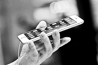 事實(shí)上，很多專業(yè)人士認(rèn)為蘋果回到美國生產(chǎn)不切實(shí)際的真正原因在于美國缺乏足夠的產(chǎn)業(yè)工人和配套產(chǎn)業(yè)鏈。一家風(fēng)險(xiǎn)投資公司的合伙人就表示：“目前美國在消費(fèi)電子產(chǎn)品領(lǐng)域已經(jīng)不具備供應(yīng)鏈。這種供應(yīng)鏈不僅僅指的是原材料和核心部件，而且還包括具有一定能力的熟練技術(shù)工人?！? complete=