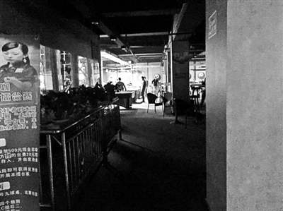 在關(guān)嶺縣，臺(tái)球廳成了輟學(xué)孩子消磨時(shí)光的最好去處 攝影/本報(bào)記者 楊寶璐