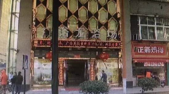 張阿姨說(shuō)，附近柜臺(tái)一名工作人員，說(shuō)什么也不讓她在這塊走廊哄孫女，幾句不和，雙方吵了起來(lái)。