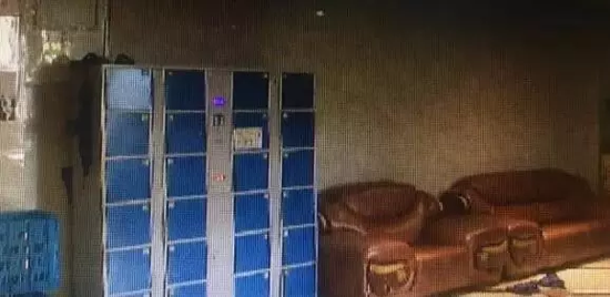 事后一家在浴場(chǎng)里燃放爆竹？