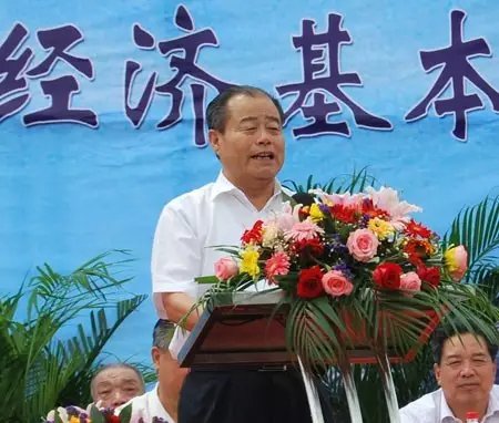 信發(fā)集團發(fā)展成為一家集發(fā)電、供熱、氧化鋁、電解鋁、碳素、燒堿、聚氯乙烯、電石、鋁深加工等產(chǎn)業(yè)于一體的現(xiàn)代化大型企業(yè)集團，位于山東聊城茌平縣。2016年10月，信發(fā)集團董事局主席張學信在接受山東商報采訪時表示，44年企業(yè)沒有一名員工離職。