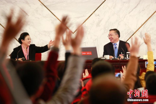 資料圖：2016年3月2日，全國(guó)政協(xié)十二屆四次會(huì)議新聞發(fā)布會(huì)在北京人民大會(huì)堂舉行，大會(huì)新聞發(fā)言人王國(guó)慶(右)回答中外記者提問。中新社記者 盛佳鵬 攝