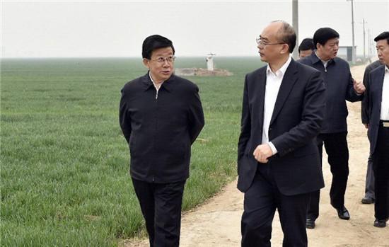 4月3日至4日，河北省委書記、省人大常委會主任趙克志，省委副書記、省政府黨組書記許勤在雄安新區(qū)調(diào)研。這是趙克志、許勤4日實地察看雄安新區(qū)核心區(qū)概貌。 圖片來源：河北新聞網(wǎng)