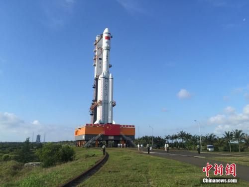 4月17日7時30分，承載著長征七號遙二運載火箭與天舟一號貨運飛船組合體的活動發(fā)射平臺，垂直轉(zhuǎn)運至發(fā)射區(qū)，標志著“天舟一號”飛行任務(wù)正式進入發(fā)射階段。閆寧 攝