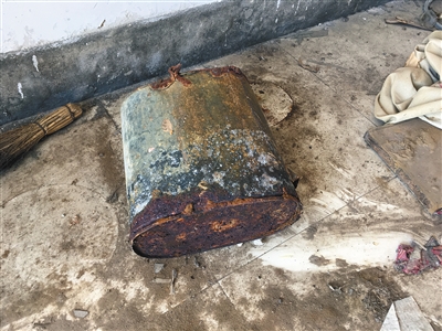 村民參與治理滲坑時(shí)使用過(guò)的鐵桶，已經(jīng)被嚴(yán)重腐蝕。