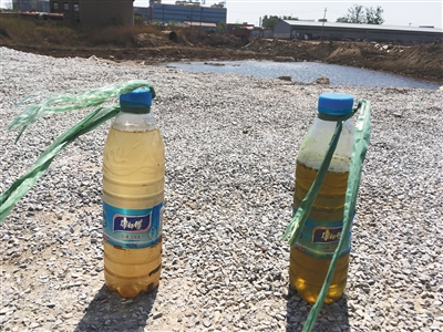 左側(cè)水樣取自化肥廠滲坑經(jīng)過(guò)治理的部分，顏色較淺；右側(cè)水樣取自同一滲坑未經(jīng)治理的部分，顏色更深。