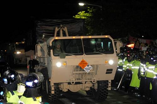 在1000多名警察的護衛(wèi)下，薩德系統(tǒng)被運到星州的高爾夫球場圖據(jù)網(wǎng)絡(luò)