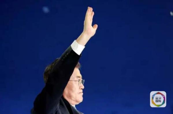 目前民調(diào)領(lǐng)先的共同民主黨候選人文在寅方面當(dāng)天上午表示，強(qiáng)行在星州部署“薩德”的做法“無(wú)視國(guó)民意愿和程序”，實(shí)際上切斷了下屆政府針對(duì)“薩德”相關(guān)政策的判斷余地。