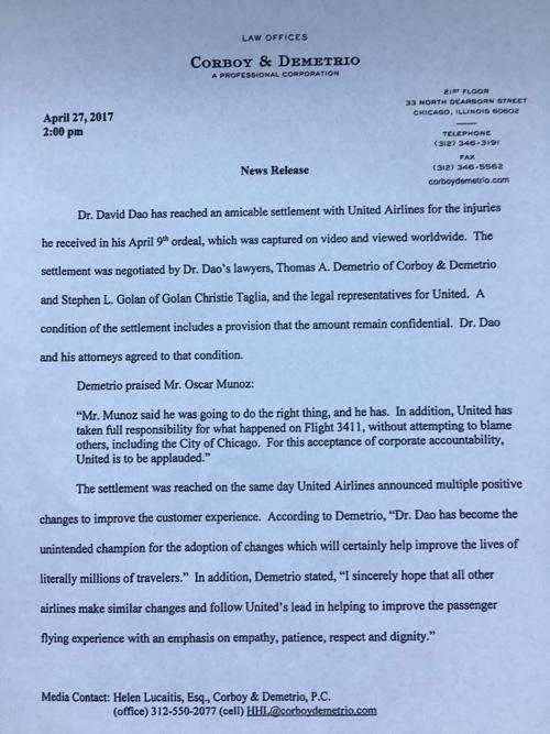 當(dāng)?shù)貢r(shí)間4月27日14點(diǎn)（北京時(shí)間28日凌晨3點(diǎn)），負(fù)責(zé)代理美聯(lián)航暴力拖拽乘客下飛機(jī)一案的律師德梅特里奧給包括央視記者在內(nèi)的媒體發(fā)來(lái)郵件，稱美聯(lián)航已與遭暴力拖拽下飛機(jī)的乘客David Dao達(dá)成和解協(xié)議。但作為條件之一，協(xié)議的具體內(nèi)容和涉及的金額保密。