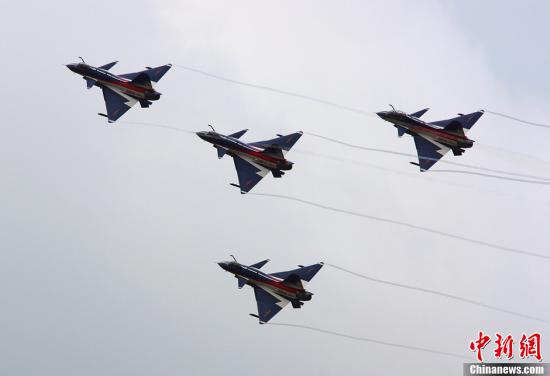 資料圖：殲-10表演機(jī)。<a target='_blank'  _fcksavedurl='http://www.chinanews.com/' _fcksavedurl='http://www.chinanews.com/'>中新社</a>發(fā) 申進(jìn)科 攝