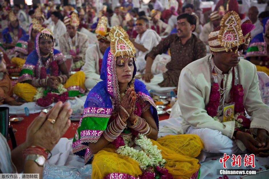 當(dāng)?shù)貢r(shí)間2014年6月15日,印度新德里,印度政府為數(shù)百對(duì)貧困新人舉辦集體婚禮。