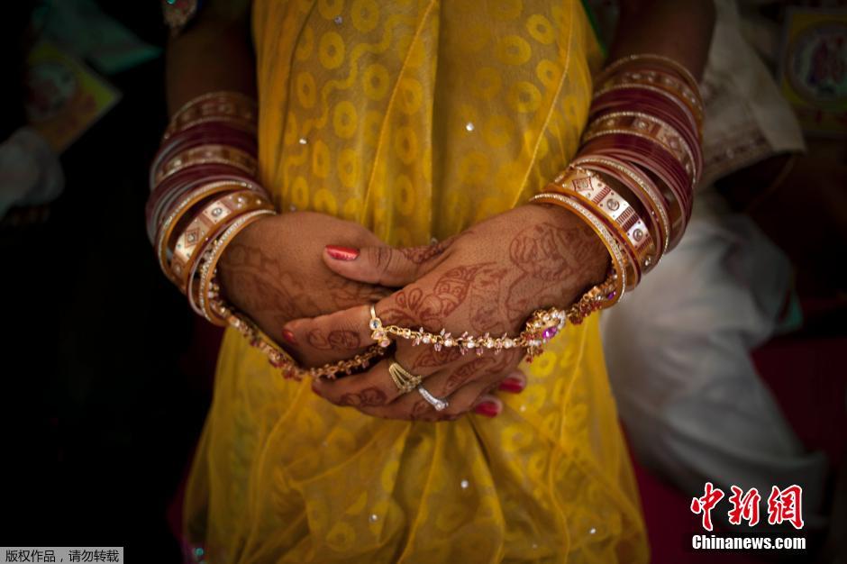 當(dāng)?shù)貢r(shí)間2014年6月15日,印度新德里,印度政府為數(shù)百對(duì)貧困新人舉辦集體婚禮。