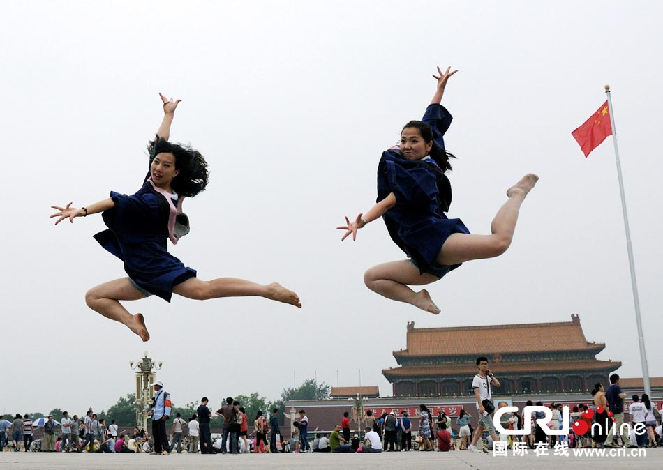 幾名打?qū)W生天安門廣場創(chuàng)意留影。圖片來源：金聞/CFP