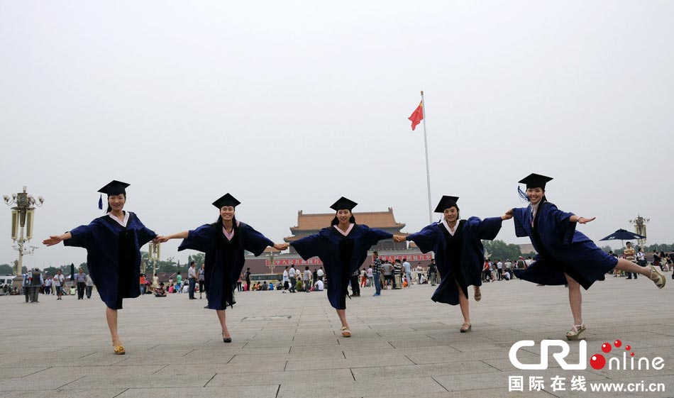 幾名打?qū)W生天安門廣場創(chuàng)意留影。圖片來源：金聞/CFP