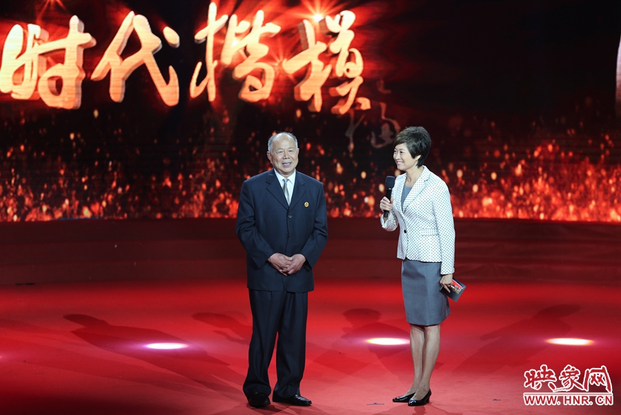 河南鄧州“編外雷鋒團”團長，在“時代楷?！卑l(fā)布廳接受敬一丹訪問。