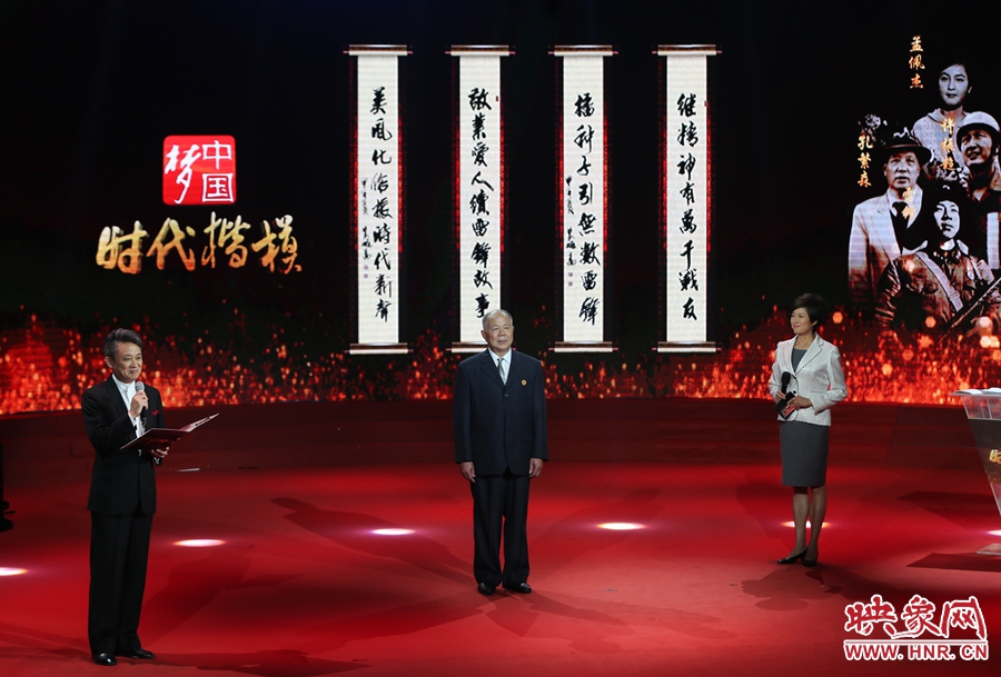 朗誦者現(xiàn)場朗誦贊河南鄧州“編外雷鋒團”的楹聯(lián)。