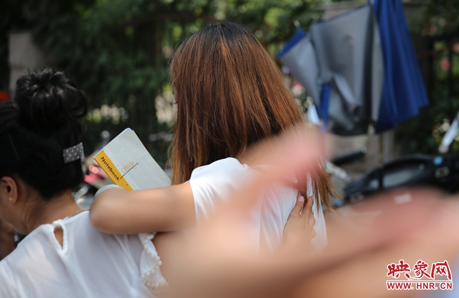 兩名看守?cái)偽坏呐⒁娪浾吲恼针x開現(xiàn)場(chǎng)。