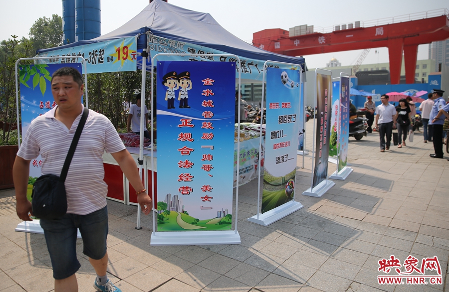 攤位被“圍觀”后，沒有一單生意，過往市民叫好。