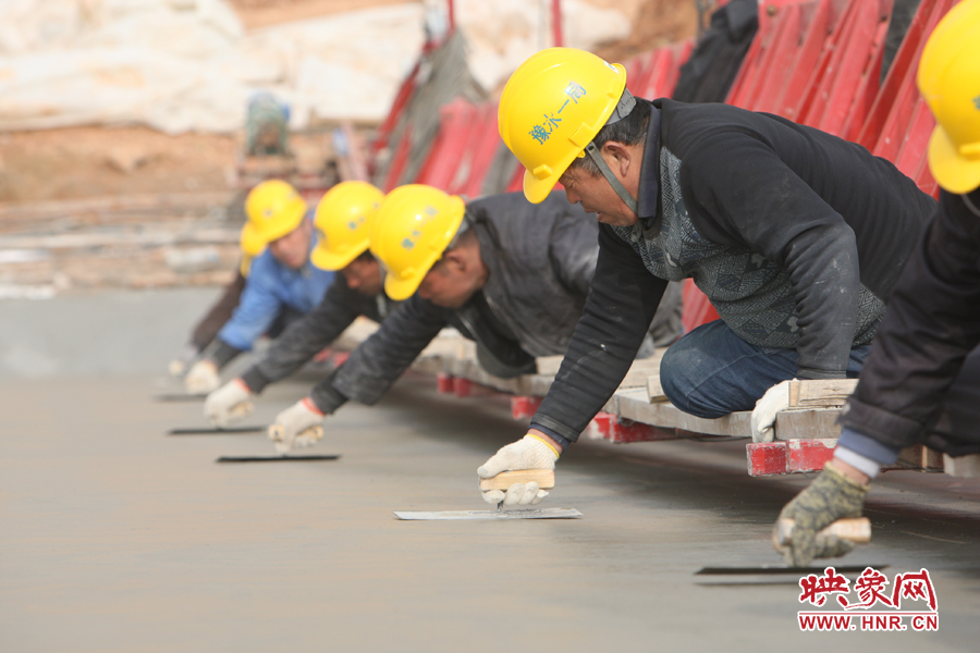 方城六標渠道混凝土襯砌人工收面 余培松攝