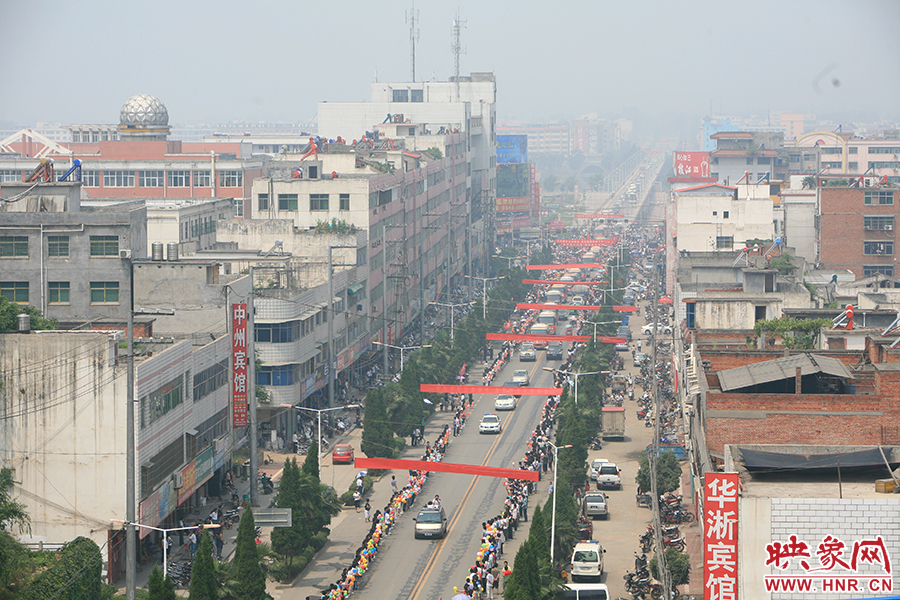 淅川縣滔河鄉(xiāng)凌崗村搬遷車隊 余培松攝