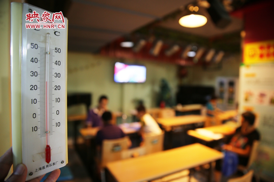 金水區(qū)人防辦（珠江琴行）納涼處，市民在25度的室內(nèi)玩棋牌。