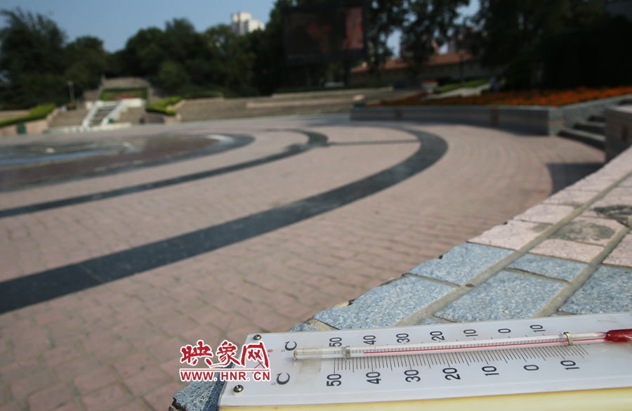 7月8日下午15時(shí)46分，紫荊山公園地表溫度為42度（溫度計(jì)放置地面測(cè)量），比人防納涼處高17度。