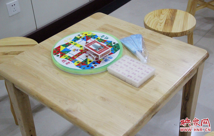 中原區(qū)人防納涼場(chǎng)所（桐柏路與中原路交叉口）內(nèi)配備的棋牌和扇子。