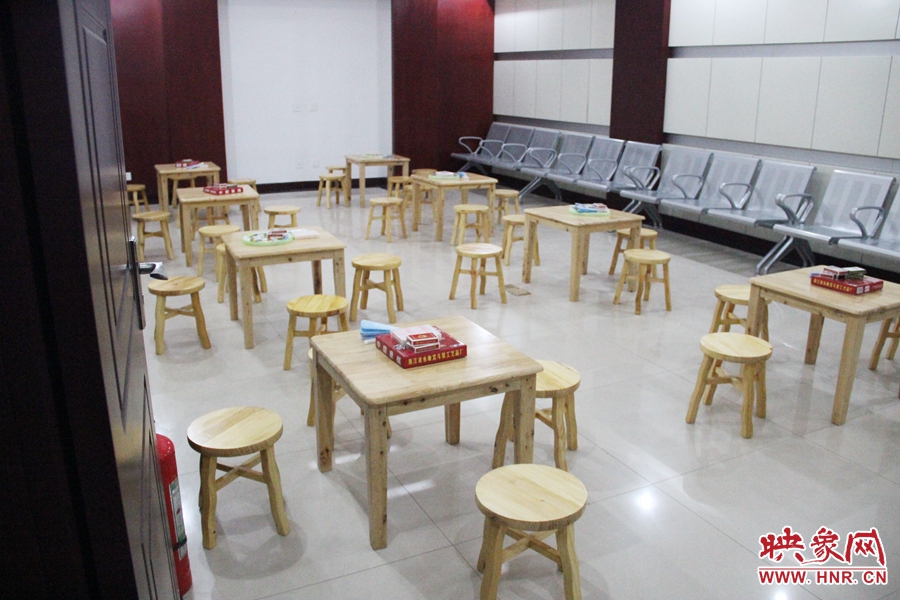 中原區(qū)人防納涼場(chǎng)所（桐柏路與中原路交叉口），內(nèi)部環(huán)境干凈整潔。