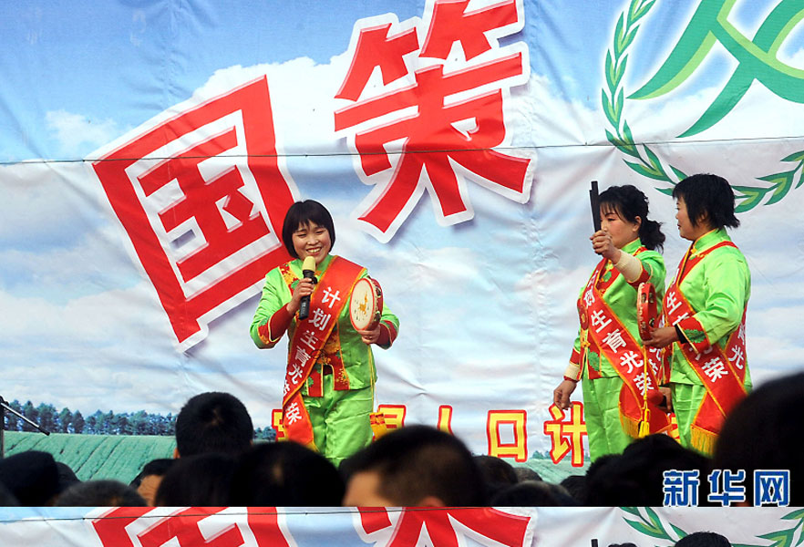 說唱演員在河南省寶豐縣街頭宣傳計(jì)劃生育政策（2008年2月19日攝）。