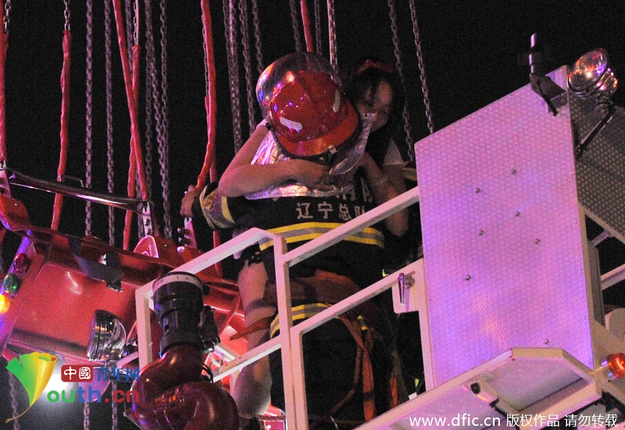 大連高空游樂(lè)設(shè)施出故障 游客被困20米高空