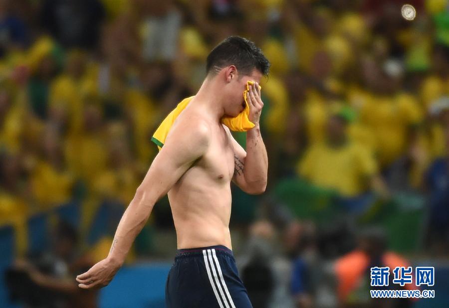 7月4日，哥倫比亞隊球員羅德里格斯退場時掩面而泣。