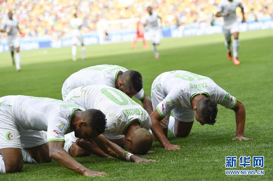 6月17日，阿爾及利亞隊球員蘇·費古利（左二）罰入點球后與隊友慶祝。