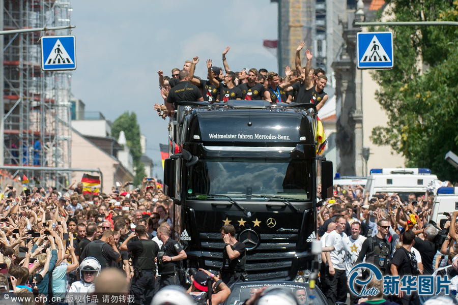 當(dāng)?shù)貢r(shí)間2014年7月15日，德國(guó)柏林，德國(guó)隊(duì)歸國(guó)舉行奪冠巡游。