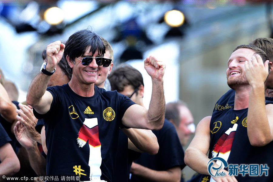 當(dāng)?shù)貢r(shí)間2014年7月15日，德國(guó)柏林，德國(guó)隊(duì)歸國(guó)舉行奪冠巡游