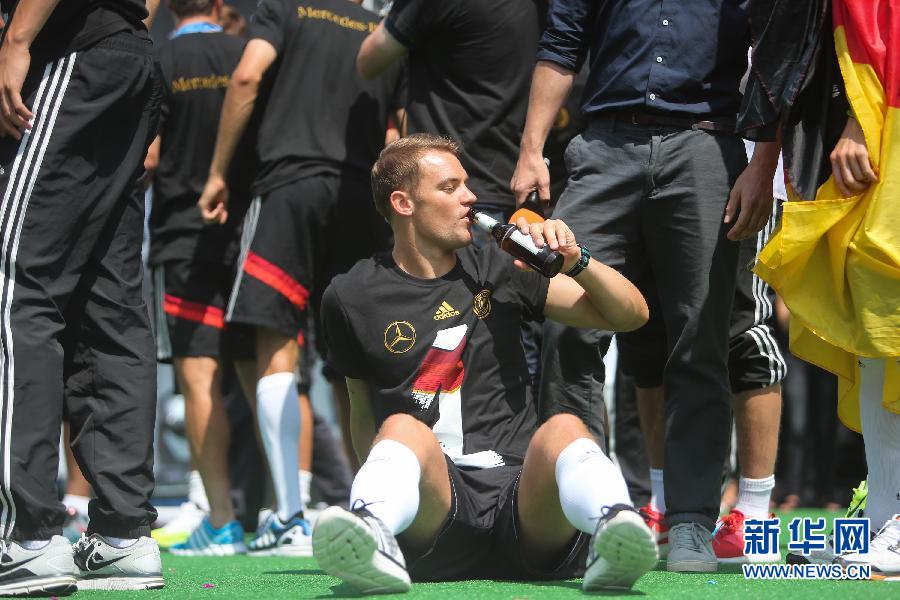 當(dāng)?shù)貢r(shí)間2014年7月15日，德國(guó)柏林，德國(guó)隊(duì)歸國(guó)舉行奪冠巡游